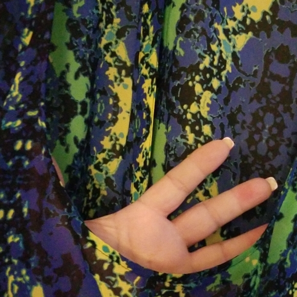 Beautiful XL cut out back blouse. - Picture 4 of 4